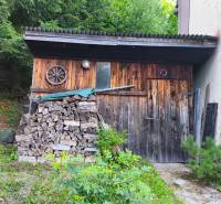 CHATA KORDÍKY - 2 poschodia, 3 izby+kuchynka, kúpelňa - 420 m2 pozemok - Drevená chata v lese na Kordíkoch v Banskej Bystrici s uloženým drevom.
