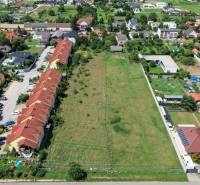 Stavebný pozemok pre developerov | 4205 m² | Miloslavov - Letecký pohľad na Developerské pozemky v Miloslavove na Slnečnej ulici, obklopené rodinnými domami.