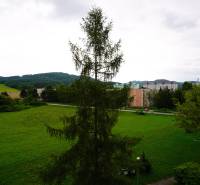NOVINKA na PRENÁJOM - 2i byt s loggiou - Nová Dubnica - Výhľad z 2-izbového bytu v Novej Dubnici s horami a prírodou.
