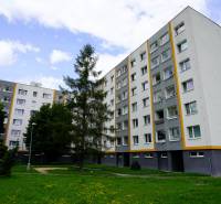 NOVINKA na PRENÁJOM - 2i byt s loggiou - Nová Dubnica - Sídlisko s bytovými domami a zeleňou v Novej Dubnici, vhodné pre 2-izbový byt.