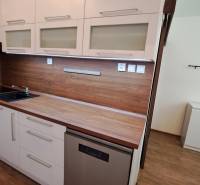 2 izbový byt 65 m2, kompletná rekonštrukcia, Tlmače-Lipník (SM-836) - Kuchyňa v 2-izbovom byte, drevené obklady a biele skrinky s umývačkou.