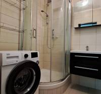 2 izbový byt 65 m2, kompletná rekonštrukcia, Tlmače-Lipník (SM-836) - Kúpeľňa v 2-izbovom byte so sprchovacím kútom, umývadlom a práčkou.