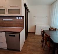 2 izbový byt 65 m2, kompletná rekonštrukcia, Tlmače-Lipník (SM-836) - Kuchyňa v 2-izbovom byte s dreveným obkladom a jedálenským stolom.