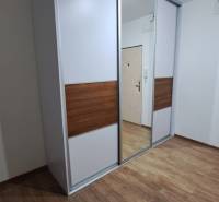 2 izbový byt 65 m2, kompletná rekonštrukcia, Tlmače-Lipník (SM-836) - Vstavaná skriňa s posuvnými dverami a zrkadlom v 2-izbovom byte.