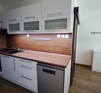 2 izbový byt 65 m2, kompletná rekonštrukcia, Tlmače-Lipník (SM-836) - Kuchyňa v 2-izbovom byte s pracovnou doskou a bielym nábytkom.