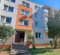 2 izbový byt 65 m2, kompletná rekonštrukcia, Tlmače-Lipník (SM-836) - Bytový dom v Tlmačoch, vhodný pre dvojizbový byt, obklopený zeleňou a stromami.
