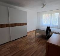 2 izbový byt 65 m2, kompletná rekonštrukcia, Tlmače-Lipník (SM-836) - Svetlá izba v 2-izbovom byte so skriňou, posteľou a písacím stolom.