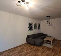 2 izbový byt 65 m2, kompletná rekonštrukcia, Tlmače-Lipník (SM-836) - Obývacia izba v 2-izbovom byte s pohovkou, konferenčným stolíkom a podlahovým osvetlením.