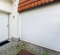 Príjemný dvojpodlažný RD 193 m2, klimatizácia, nezariadený, s garážou - Vchodové dvere a garážový vjazd Rodinného domu na Hattalovej ulici v Bratislave - Novom Meste.