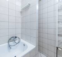 Príjemný dvojpodlažný RD 193 m2, klimatizácia, nezariadený, s garážou - Kúpeľňa v rodinnom dome s bielymi obkladačkami a vaňou.