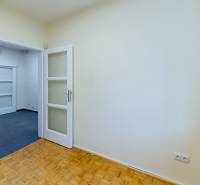 Príjemný dvojpodlažný RD 193 m2, klimatizácia, nezariadený, s garážou - Izba v rodinnom dome s drevenou podlahou, bielymi dverami a kobercom.