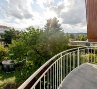 Príjemný dvojpodlažný RD 193 m2, klimatizácia, nezariadený, s garážou - Balkón rodinného domu na Hattalovej ulici v Bratislave - Novom Meste s výhľadom na zeleň.