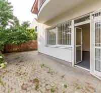 Príjemný dvojpodlažný RD 193 m2, klimatizácia, nezariadený, s garážou - Rodinný dom s dláždenou terasou a záhradou na Hattalovej ulici, Bratislava - Nové Mesto.