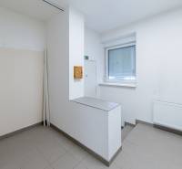 Príjemný dvojpodlažný RD 193 m2, klimatizácia, nezariadený, s garážou - Jednoduchá miestnosť v rodinnom dome s oknom a radiátorom.