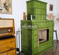 REZERVOVANÉ - Predaj, rodinný dom Plavecký Mikuláš -... - Zelená kachľová pec, vintage rádio a dekorácie v interiéri rodinného domu.