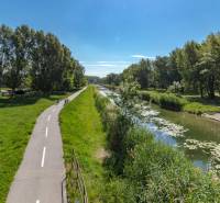 Krásny 3-izbový byt s LODŽINOU a PIVNICOU blízko Draždiak - Cyklistická trasa s cyklistami, vedľa rieky, obklopená zeleňou a stromami na ulici Budatínska.