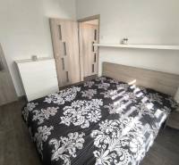 ‼️2 IZBOVÝ BYT NA PRENÁJOM, PARTIZÁNSKE -CENTRUM (KOMPLET ZARIADENÝ)‼️ - Spálňa s posteľou, komodou a zrkadlom v 2-izbovom byte.