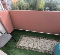 ‼️2 IZBOVÝ BYT NA PRENÁJOM, PARTIZÁNSKE -CENTRUM (KOMPLET ZARIADENÝ)‼️ - Balkón 2-izbového bytu so stoličkami a kobercom na Družstevnej ulici v Partizánskom.