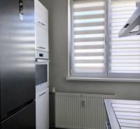 ‼️2 IZBOVÝ BYT NA PRENÁJOM, PARTIZÁNSKE -CENTRUM (KOMPLET ZARIADENÝ)‼️ - Kuchyňa v 2-izbovom byte s chladničkou, rúrou a radiátorom, ideálne pre praktické bývanie.