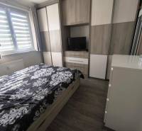 ‼️2 IZBOVÝ BYT NA PRENÁJOM, PARTIZÁNSKE -CENTRUM (KOMPLET ZARIADENÝ)‼️ - Spálňa v 2-izbovom byte so vstavanou skriňou, posteľou a komodou.
