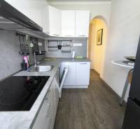 ‼️2 IZBOVÝ BYT NA PRENÁJOM, PARTIZÁNSKE -CENTRUM (KOMPLET ZARIADENÝ)‼️ - Kuchyňa v 2-izbovom byte s modernými spotrebičmi a funkčným usporiadaním.