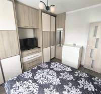 ‼️2 IZBOVÝ BYT NA PRENÁJOM, PARTIZÁNSKE -CENTRUM (KOMPLET ZARIADENÝ)‼️ - Spálňa v 2-izbovom byte s posteľou, skrinkou, televízorom a vstavanou skriňou.