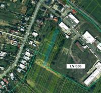 Topoľovka – 371 m2 INVESTIČNÁ ORNÁ PÔDA a LES - Letecká mapa poľnohospodárskych a lesných pozemkov v Topoľovke so zakreslenými parcielami a budovami.