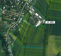 Topoľovka – 371 m2 INVESTIČNÁ ORNÁ PÔDA a LES - Letecký pohľad na poľnohospodárske a lesné pozemky v okolí Topoľovky.
