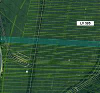 Topoľovka – 371 m2 INVESTIČNÁ ORNÁ PÔDA a LES - Letecký pohľad na poľnohospodárske a lesné pozemky v Topoľovke s parcelnými číslami.