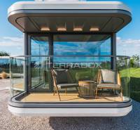 Mobilný dom VESSEL E7 s balkónom, 38 m2 - Exteriér Zvláštnych nehnuteľností v Bratislave - ul. Zuzany Chalupovej, SHOWROOM SLNEČNICE.