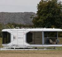 Mobilný dom VESSEL E7 s balkónom, 38 m2 - Zvláštne nehnuteľnosti v Bratislave na ulici Zuzany Chalupovej, SHOWROOM SLNEČNICE, s futuristickým dizajnom.