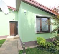2-izb.Rodinný domček v Ružinove (ul.Nové Záhrady) s terasou a garážou - Vstupná časť do rodinného domu na ulici Nové Záhrady VII, Bratislava - Ružinov.