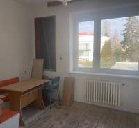 VÝNIMOČNÁ INVESTIČNÁ PRÍLEŽITOSŤ V CENTRE PIEŠŤAN - Interiér rodinného domu s oknom, stolom a oranžovou lavicou.