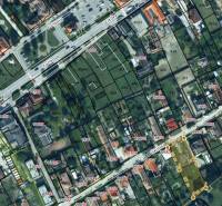 Pozemok 1315 m² pre rodinný dom blízko centra – Sládkovičovo - Letecká mapa zobrazuje ulicu Školská so zameraním na pozemky na bývanie.