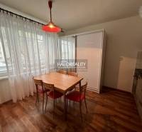 Prenájom, jednoizbový byt Rimavská Sobota, P.Hostins... - Jedálenský kút v 1-izbovom byte s dreveným stolom a štyrmi stoličkami.