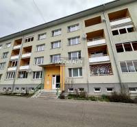 Prenájom, jednoizbový byt Rimavská Sobota, P.Hostins... - Bytový dom v Rimavskej Sobote so vstupnou bránou a balkónmi.