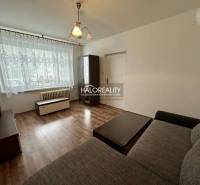 Prenájom, jednoizbový byt Rimavská Sobota, P.Hostins... - Obývacia izba v 1-izbovom byte s oknom, závesmi, tmavým nábytkom a sedačkou.