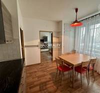 Prenájom, jednoizbový byt Rimavská Sobota, P.Hostins... - Jedáleň v 1-izbovom byte s drevenými podlahami a veľkým oknom s čipkovými závesmi.