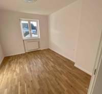 PREDAJ: 3 izbový luxusný byt s balkónom - Komárno - Izba v 3-izbovom byte s drevenou podlahou a bielymi stenami, okno s výhľadom.