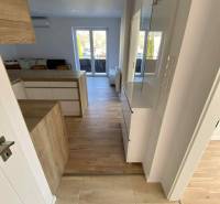 PREDAJ: 3 izbový luxusný byt s balkónom - Komárno - Svetlý interiér 3-izbového bytu s drevenou podlahou a vstupom na terasu.