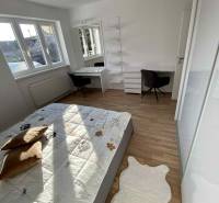 PREDAJ: 3 izbový luxusný byt s balkónom - Komárno - Spálňa v 3-izbovom byte so svetlým nábytkom, posteľou a pracovným kútom.