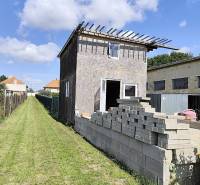  Väčší pozemok s chatkou a murovanou pivnicou - Stavba v Jelšovciach s neukončeným exteriérom, určená pre Pozemky - bývanie.