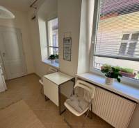 Prenájom 2-izb bytu na Ventúrskej ulici, Bratislava- centrum - Kuchyňa s oknami, stôl so stoličkami, kvetiny na parapete, 2-izbový byt.