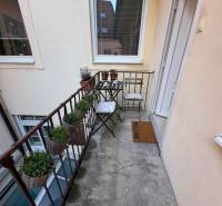 Prenájom 2-izb bytu na Ventúrskej ulici, Bratislava- centrum - Balkón vo Ventúrskej v Bratislave pri 2-izbovom byte s rastlinami a stoličkami.