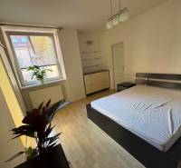 Prenájom 2-izb bytu na Ventúrskej ulici, Bratislava- centrum - Svetlá spálňa s veľkým oknom a dvojlôžkom v 2-izbovom byte.