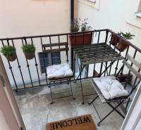 Prenájom 2-izb bytu na Ventúrskej ulici, Bratislava- centrum - Balkón 2-izbového bytu s kovovým nábytkom a kvetináčmi.