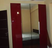 Predaj bytu 3-izbového (3+kk) s rozlohou 65 m² a terasou 10 m², Scalea - Skriňa s červenými dvierkami a zrkadlom v 3-izbovom byte so spálňou.