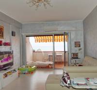 Predaj bytu 3-izbového (3+kk) s rozlohou 65 m² a terasou 10 m², Scalea - Obývačka v 3-izbovom byte s terasou, televíziou a pohodlnými sedačkami.
