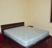 Predaj bytu 3-izbového (3+kk) s rozlohou 65 m² a terasou 10 m², Scalea - Spálňa v 3-izbovom byte s manželskou posteľou a drevenou podlahou.