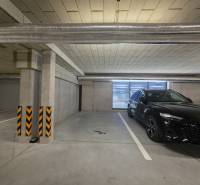 PRENÁJOM, 1.5 IZBOVÝ BYT, CÉDROVÁ UL., KOŠICE - Podzemná garáž s parkovacím miestom a autom v Košiciach na Cédrovej ulici.